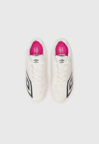 Zapatillas deportivas blancas con acentos negros, que presentan un patrón geométrico y plantillas rosas. Diseño con cordones y un logo de la marca en la lengüeta.