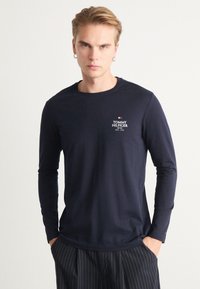 Tommy Hilfiger STACK TEE - Maglietta a manica lunga - desert sky