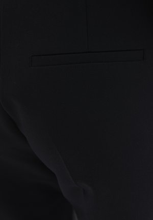 Pantalones negros de corte ajustado con una textura de tejido suave, que cuentan con un bolsillo trasero discreto y un diseño elegante. Silueta minimalista y ajustada.