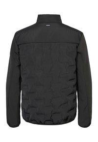 Čierna páperová bunda s hladkou textúrou, ktorú zdobí vysoký golier a elastické manžety. Zadná časť sa vyznačuje prešívanými detailmi a pruhom s logom.