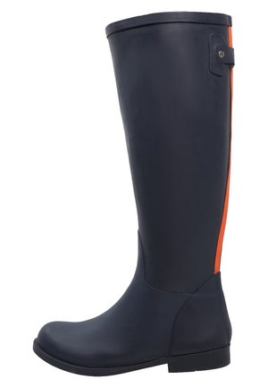 Botte de pluie haute en caoutchouc noir avec une bande verticale orange et un détail de boucle près du haut du côté extérieur.