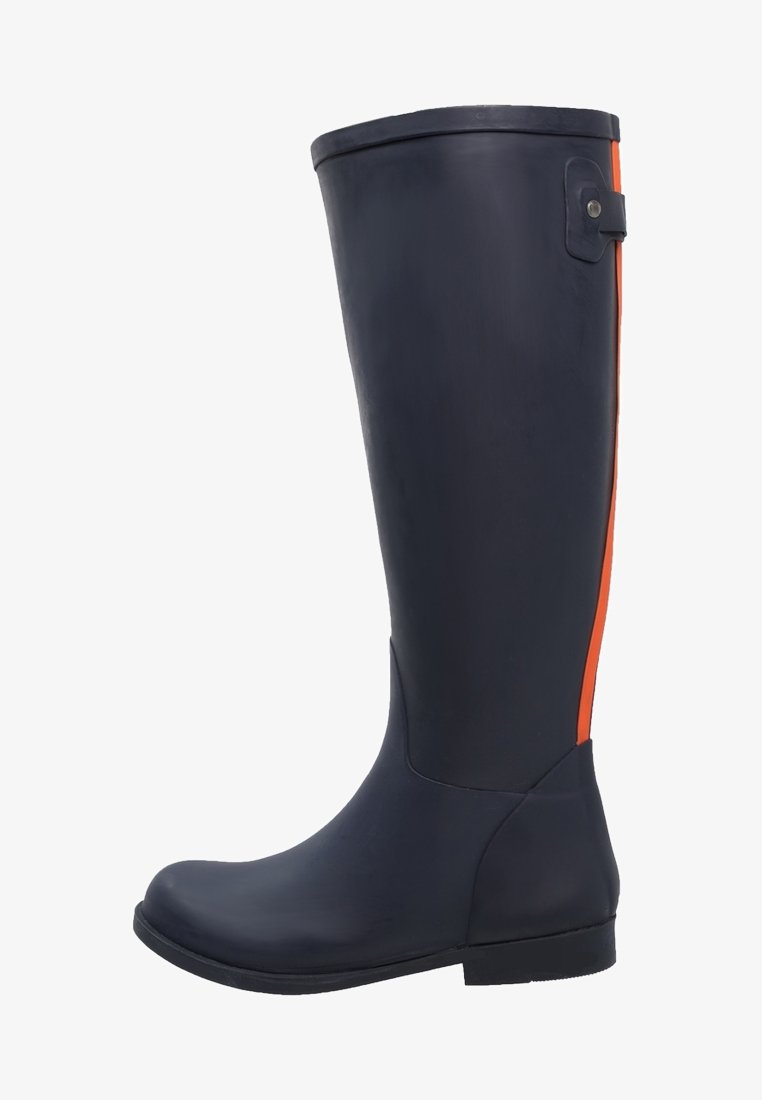 Botte de pluie haute en caoutchouc noir avec une bande verticale orange et un détail de boucle près du haut du côté extérieur.