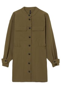 Giacca lunga verde oliva con bottoni a pressione neri, due tasche a patta sul petto, due tasche applicate inferiori e polsini con bottone.