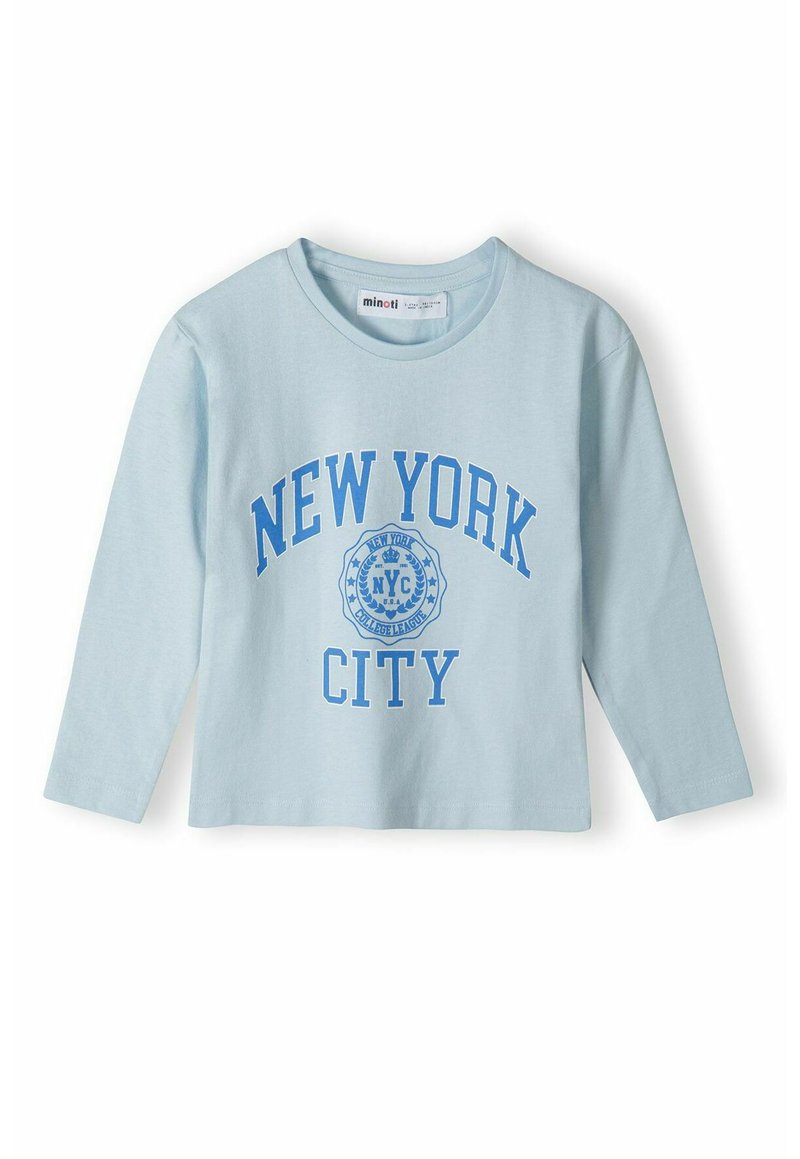 Svijetloplava majica dugih rukava s okruglim izrezom, koja ima grafički print u tamnoplavoj boji s natpisom "NEW YORK CITY" i kružnim simbolom.