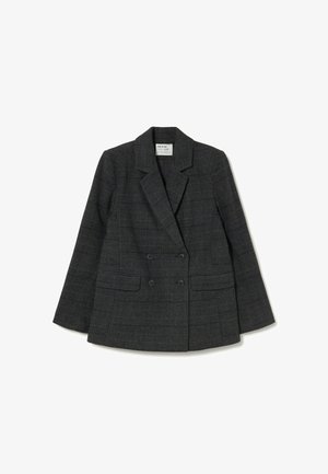 Blazer de doble botonadura en gris oscuro con patrón de cuadros, solapas muestradas y bolsillos frontales con solapa, dispuesto sobre fondo blanco.