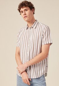 Korte mouwen button-up shirt in beige en witte verticale strepen, met een gekraagde halslijn en een gebogen zoom met een klein logo label.