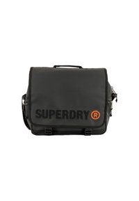 Schwarze Umhängetasche mit strukturierter Oberfläche und Klappenverschluss. Enthält das "SUPERDRY"-Logo in Schwarz mit einem orangen Akzent. Verstellbarer Tragegurt inklusive.