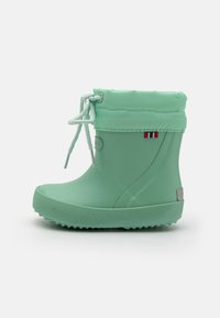 Botte en caoutchouc verte avec une semelle texturée, un bout rond, un haut ajustable et un accent décoratif comportant trois rayures verticales.