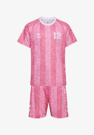 Rosa Sporttrikot und Shorts mit strukturiertem Muster, weißem Kragen, der Zahl 12 auf der Brust und weißen Markenlogos auf Shirt und Shorts.