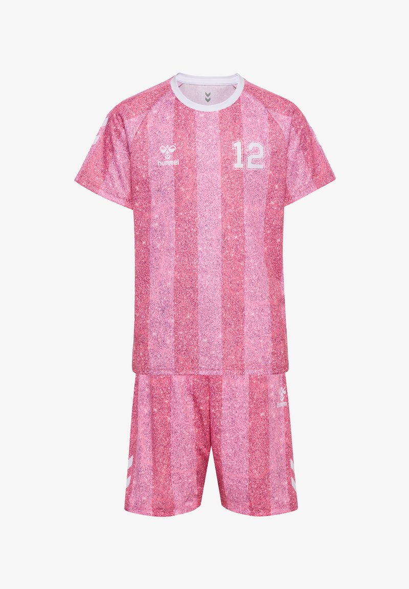 Roze sportshirt en korte broek met een gestructureerd patroon, witte kraag, nummer 12 op de borst en witte merkemblemen op shirt en broek.
