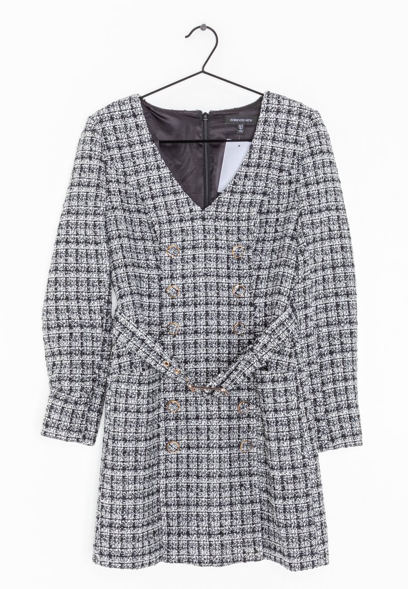 Schwarz-weiß karierter, langärmeliger Kleid mit V-Ausschnitt, doppelt geknöpft mit goldenen Knöpfen und passendem Gürtel, hängend an einem schwarzen Kleiderbügel.