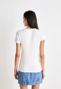 Tommy Jeans SKINNY V NECK - Basic T-shirt - white