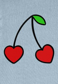 Tissu bleu clair avec un motif brodé de deux coeurs rouges reliés par des contours noirs et une feuille verte sur le dessus des tiges.