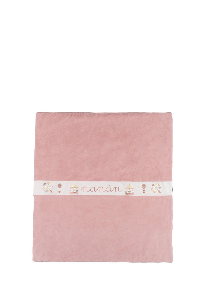 Coperta morbida rosa realizzata in materiale peluche, con una banda decorativa bianca che presenta motivi di cartoni animati e la scritta "nan�án" stampata su di essa.
