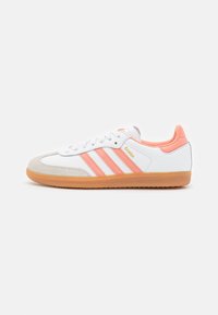 Adidas Samba-sneaker med en vit läderöverdel, rosa tre ränder, en grå mockatå och en gummisula.