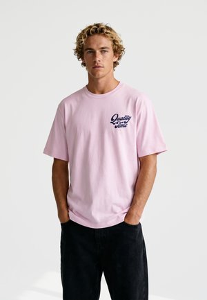 On Vacation, QUALITY TIME T-SHIRT UNISEX - T-shirts print - pink