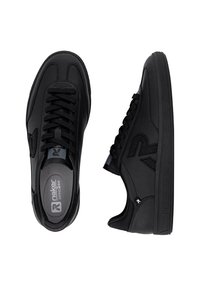 Sneakers neri realizzati in materiale sintetico liscio, con punta rotonda, design con lacci e sottili dettagli di logo sul lato e sulla linguetta.