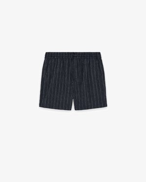 Pantalones cortos casuales azul oscuro con finas rayas blancas verticales, cintura elástica y cordón delantero ajustable.