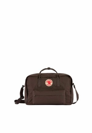 Bruine Fjällräven Kånken duffel tas met voorvak met rits, bovenhandvatten, verstelbare schouderriem en ronde rode logopatch.