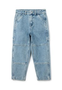 Pantalones cargo de mezclilla azul claro con un corte relajado, múltiples paneles cosidos, cierre frontal con botón y bolsillos laterales.