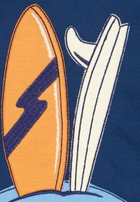 Due tavole da surf stilizzate, una arancione con un motivo a zigzag blu scuro e l'altra bianca, su uno sfondo blu scuro.