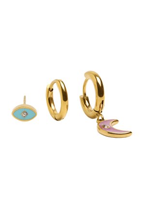 Zestaw pozłacanych kolczyków składający się z jednego małego kolczyka w kształcie oka z niebieską emalią i kryształem oraz dwóch kolczyków kołowych, z których jeden ma różowy urok w kształcie półksiężyca.
