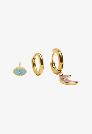 Zestaw pozłacanych kolczyków składający się z jednego małego kolczyka w kształcie oka z niebieską emalią i kryształem oraz dwóch kolczyków kołowych, z których jeden ma różowy urok w kształcie półksiężyca.