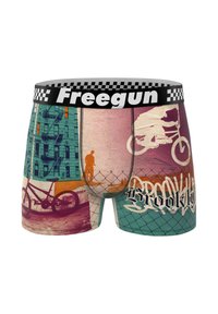 Boxers avec une ceinture à carreaux noirs, ornés d'imprimés colorés sur le thème urbain, incluant des bicyclettes, des silhouettes et le mot "Brooklyn."