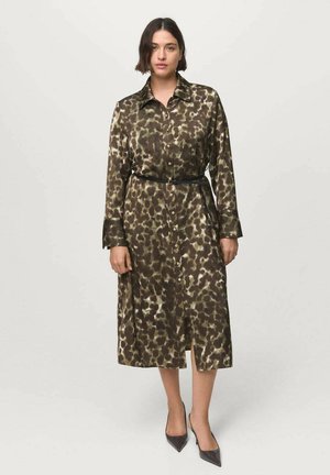Langes A-Linien-Hemd Kleid in dunkelgrün und beige Leopardenmuster, mit Kragen, Knopfleiste, langen Ärmeln und einem schwarzen Gürtel in der Taille.