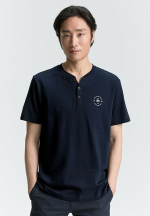 HENLEY MIT LOGO-PRINT - Basic T-shirt - sky captain blue