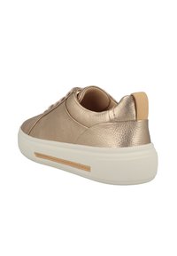 Metallisch roségoldener Sneaker mit strukturiertem Lederobermaterial, weißer Gummisohle und hellbraunem Fersenpatch. Verfügt über ein Schnürdesign und dezente Nähte.