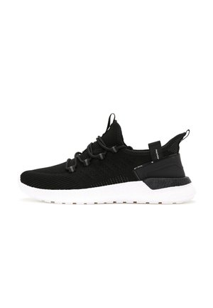 Chaussures de sport noires avec un dessus en tricot texturé, des lacets élastiques, une semelle blanche rembourrée et un capuchon de talon noir pour plus de stabilité.