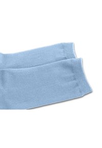 Manga de punto azul claro con una textura suave, que presenta un puño acanalado y un diseño sin costuras para flexibilidad y comodidad.