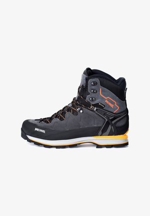 Botte de randonnée noire avec des accents gris et orange, fabriquée en matériau synthétique. Présente un dessus texturé, un design à lacets et une semelle robuste.