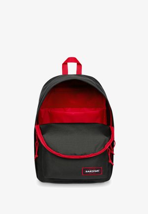 Zwarte rugzak met rode accenten. Heeft een hoofdcompartiment met een gaasvak en een klepsluiting. Gemaakt van duurzame stof.