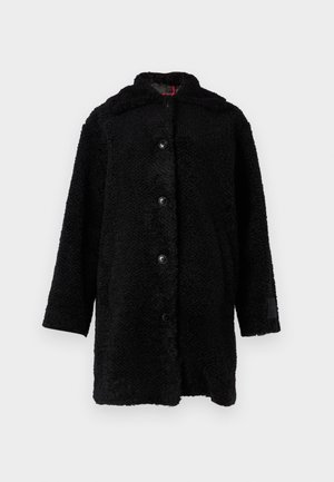 Μαύρο παλτό teddy με μαλακή, φουντωτή υφή, μπροστινά κουμπιά και κουκούλα. Άνετη εφαρμογή με μακριά μανίκια και διακριτική σήμανση στο μανίκι.