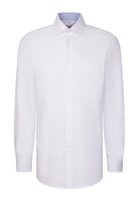 Camicia bianca a maniche lunghe con bottoni, dotata di tasca sul petto e colletto foderato con tessuto a motivo blu.