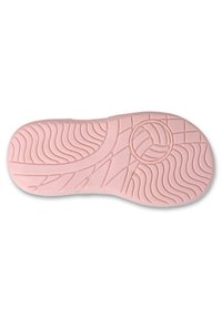 Jasnoróżowa podeszwa buta z falistym wzorem bieżnika, okrągłym elementem dekoracyjnym i teksturowaną powierzchnią zapewniającą przyczepność i przytrzymywanie.