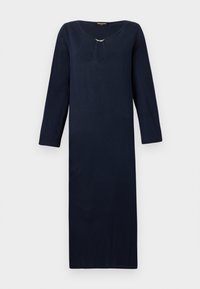 Μακρύ ναυτικό φόρεμα με ανοιχτό λαιμό, τρία τέταρτα μανίκια και διακοσμητική ασημένια λεπτομέρεια στον λαιμό. Φτιαγμένο από υφασμάτινη ύφανση.