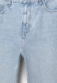 Jean en denim bleu clair avec poches avant, passants pour ceinture et détails de surpiqûres visibles sur la texture du tissu.