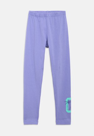 Lavendelfargede leggings med elastisk midjebånd og en liten turkis grafikk med et palmetre og ordet "Champion" nær ankelen.