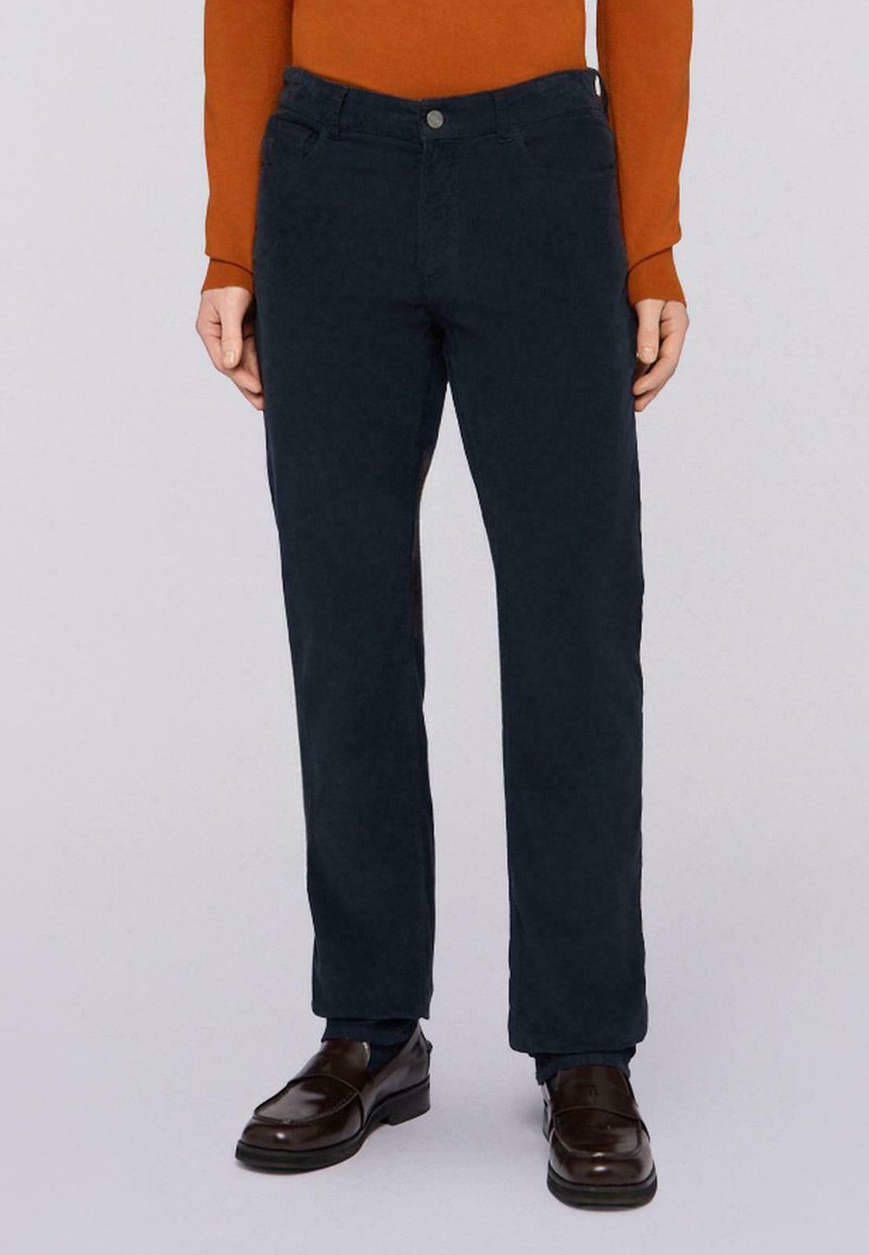 Pantalones de algodón azul oscuro con corte recto, bolsillos delanteros, cierre de un solo botón y una textura suave.