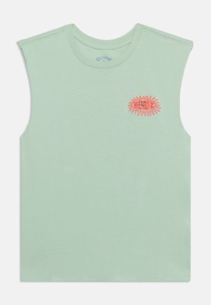 Top sin mangas de color verde claro con logo Billabong en forma de sol de color naranja en el pecho izquierdo, escote redondo y costuras anchas en los hombros.