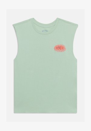 Αμάνικη ανοιχτοπράσινη μπλούζα με πορτοκαλί λογότυπο Billabong σε σχήμα ήλιου αριστερά στο στήθος, στρογγυλή λαιμόκοψη και φαρδιές ραφές στους ώμους.