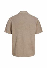Polo en maille beige à manches courtes avec un motif texturé et un col classique, vu de dos sur un fond blanc.