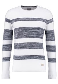 Pull blanc à manches longues avec de larges rayures horizontales texturées noires et grises sur la poitrine, les bras et le torse.