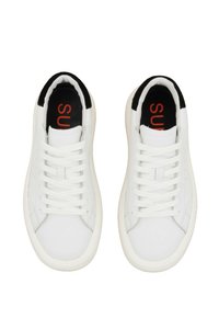 Sneaker bianche in pelle con superficie testurizzata, punta rotonda, lacci piatti e dettagli neri sulla linguetta. Nome del marchio in rosso.