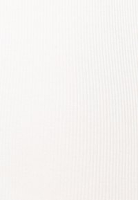 Weißer, gerippter Stoff mit glatter Textur, der vertikale Linien aufweist. Das Material wirkt dehnbar und leicht.