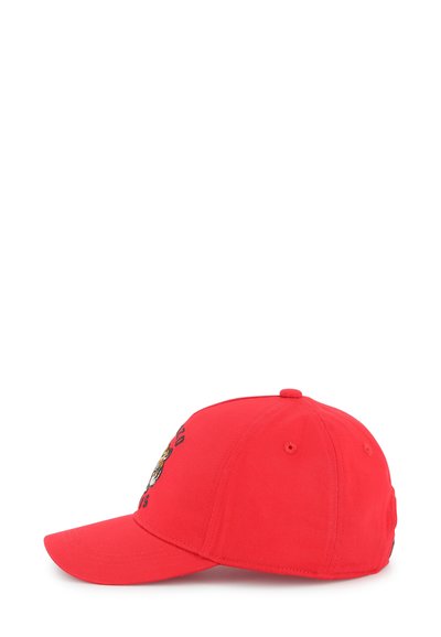 Casquette de baseball rouge en tissu, dotée d'un visière incurvée et d'un design brodé à l'avant. Texture lisse sans attaches visibles.
