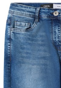 Jean en denim bleu avec poche avant et petite poche à monnaie, passants de ceinture visibles, bouton en métal et étiquette de marque "Cecil" sur la ceinture.